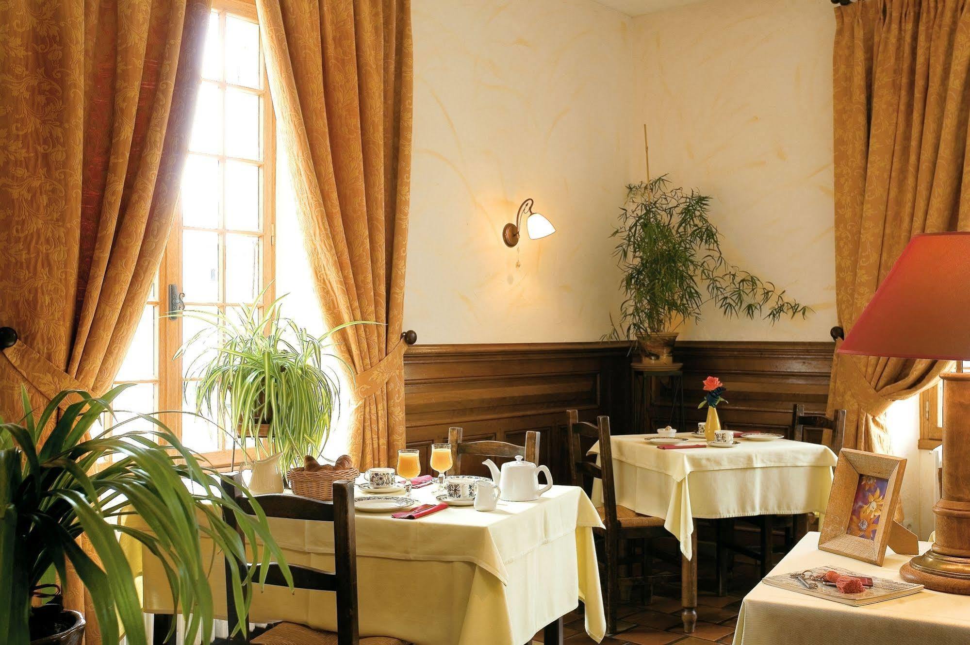 Logis Hotel-Restaurant Le Relais Hauterives Eksteriør bilde