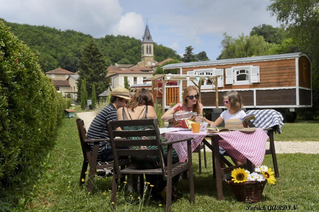Logis Hotel-Restaurant Le Relais Hauterives Eksteriør bilde